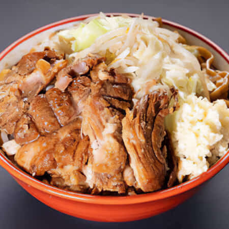 肉マシまぜそば|品川でラーメンのデリバリならつきじRAMEN TO THE WORLD