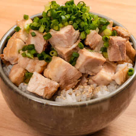 特盛ブタめし｜品川でラーメンのデリバリならつきじRAMEN TO THE WORLD